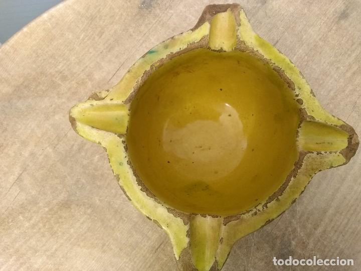 Antig&uuml;edades: Almirez amarillo con manchas verdes - Foto 4