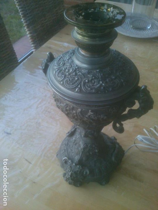 Antig&uuml;edades: Curiosa L&aacute;mpara Luz Antigua de Sobremesa Quinque Lat&oacute;n Cincelado