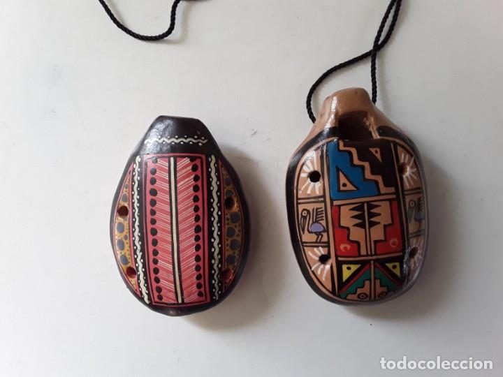 Antig&uuml;edades: Dos flautas silbato aztecas de cer&aacute;mica pintadas