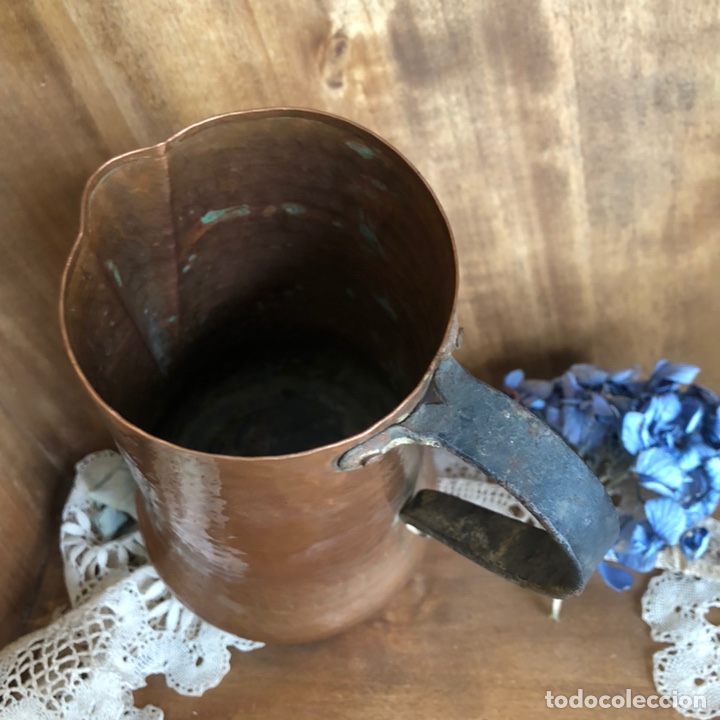 Antig&uuml;edades: Antigua jarra de cobre con mango de bronce - Foto 7