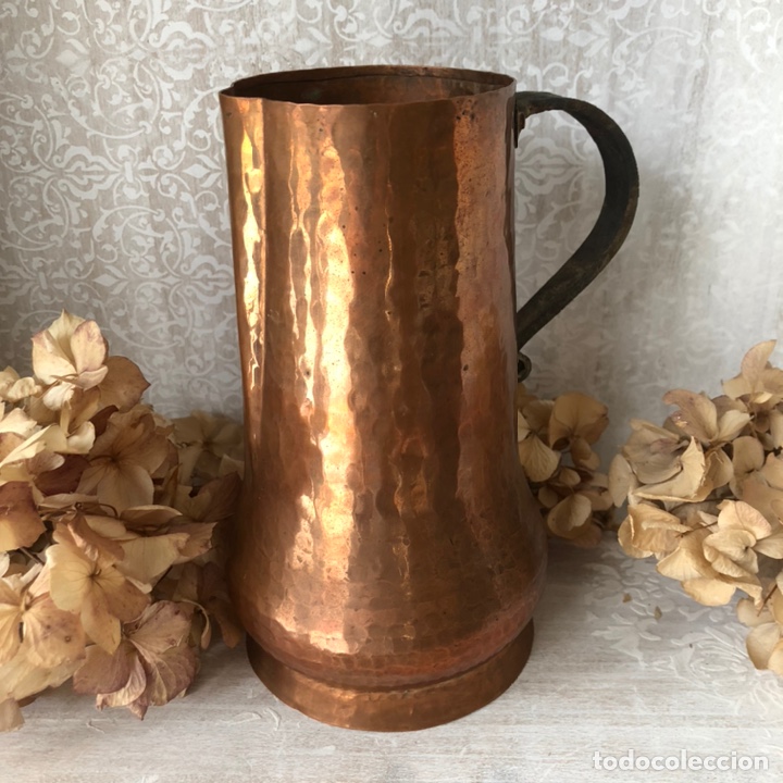 Antig&uuml;edades: Antigua jarra de cobre con mango de bronce - Foto 1