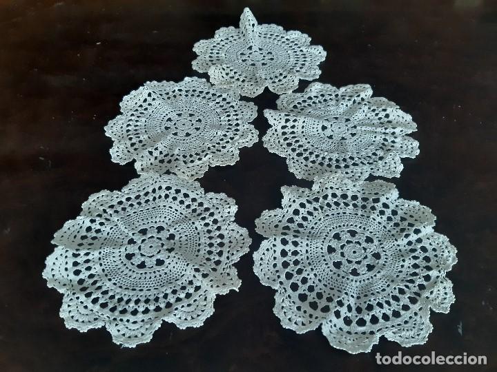 Antig&uuml;edades: LOTE DE 5 PA&Ntilde;ITOS DE CROCHET REDONDOS HECHOS A MANO COLOR CRUDO. O BEIG CLARO.