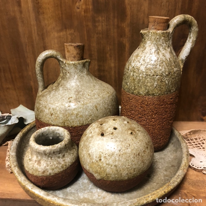 Antiquit&eacute;s: Juego vinagrera, aceitera, salero y pimentero en cer&aacute;mica vintage y tapones en corcho.