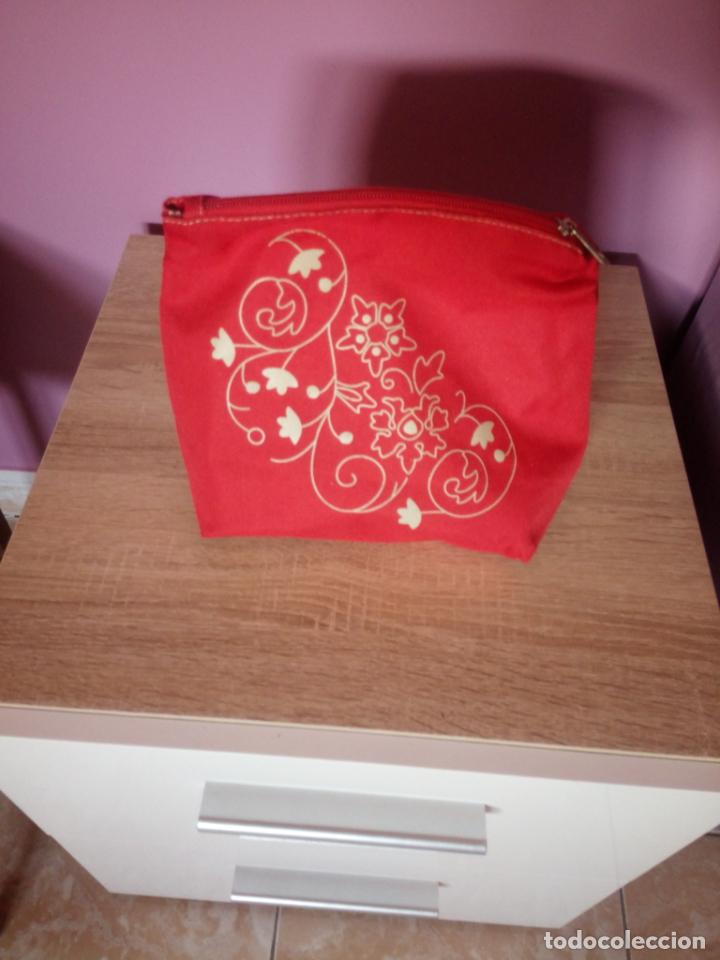 Antig&uuml;edades: Bolsa de maquillaje rojo Suiza - Foto 2