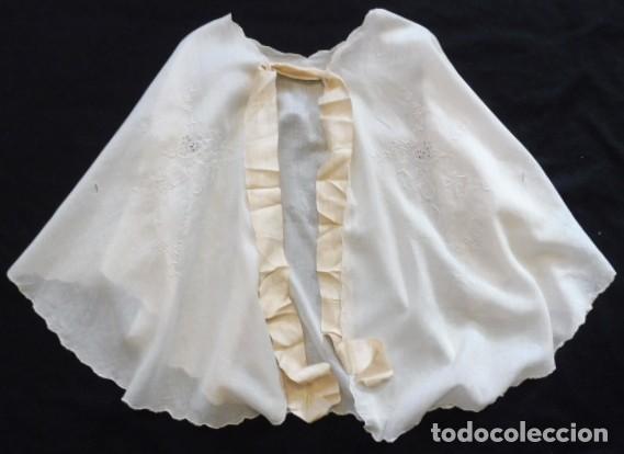 Antig&uuml;edades: ANTIGUA CAPA DE ALGOD&Oacute;N Y SEDA BORDADA PPIO. S. XX - Foto 1