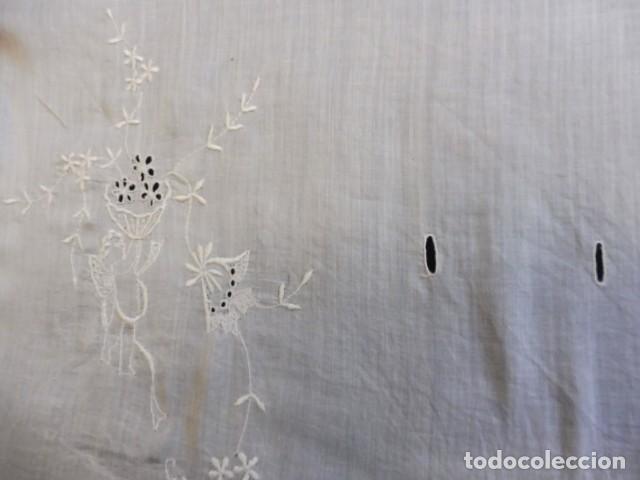 Antig&uuml;edades: ANTIGUA CAPA DE ALGOD&Oacute;N Y SEDA BORDADA PPIO. S. XX - Foto 12