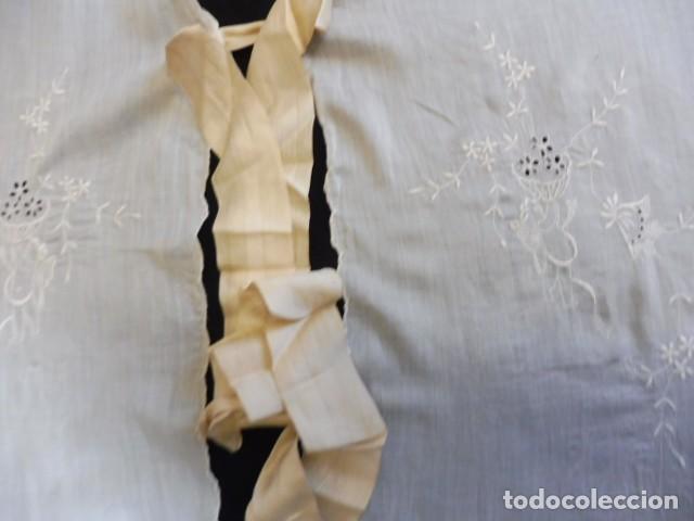 Antig&uuml;edades: ANTIGUA CAPA DE ALGOD&Oacute;N Y SEDA BORDADA PPIO. S. XX - Foto 14