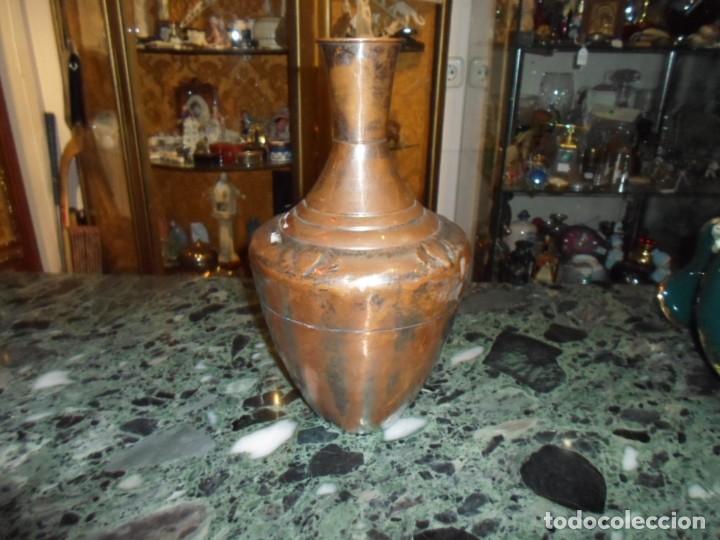 Antiquit&eacute;s: Antiguo Jarr&oacute;n florero de cobre medida 30 X 15 cm.