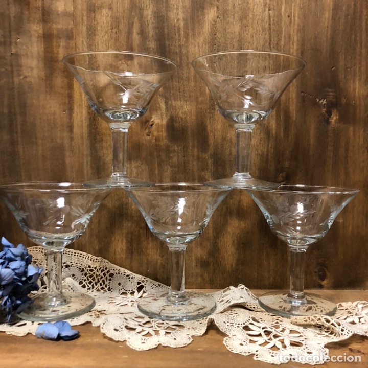 Oggetti Antichi: PRECIOSO JUEGO DE 5 COPAS DE COCTEL, CRISTAL TALLADO.
