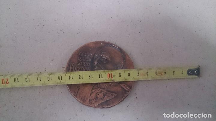 Antig&uuml;edades: Medalla del GENERALISIMO FRANCO DE BRONCE - Foto 2