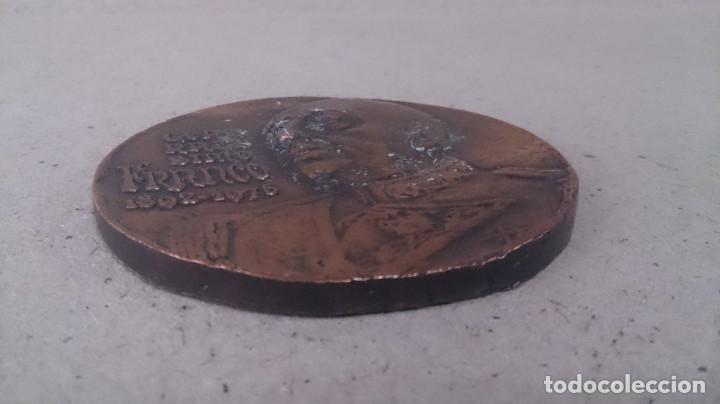 Antig&uuml;edades: Medalla del GENERALISIMO FRANCO DE BRONCE - Foto 3