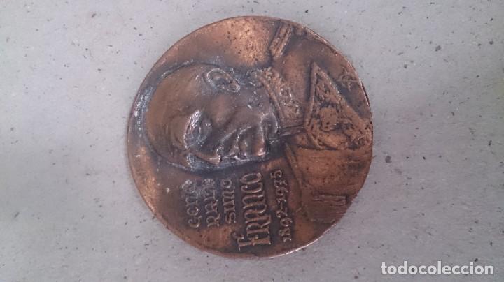 Antig&uuml;edades: Medalla del GENERALISIMO FRANCO DE BRONCE - Foto 9