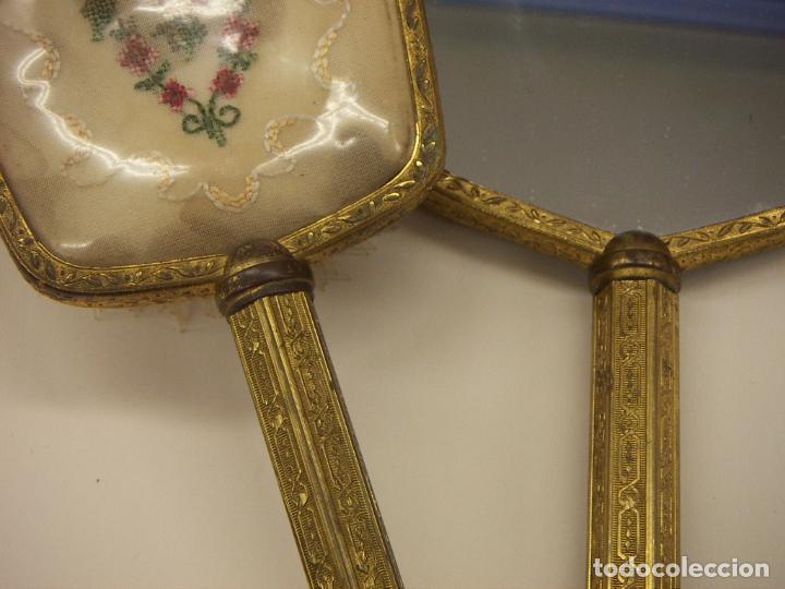 Antig&uuml;edades: JUEGO DE TOCADOR ESPEJO Y CEPILLO DE LATON CON FILIGRANA