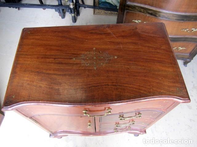 Antig&uuml;edades: Comodita en madera de palisandro con incrustaciones de laton - Foto 2