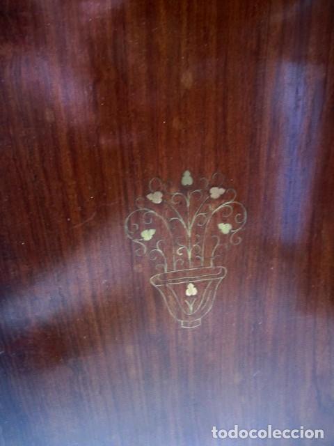 Antig&uuml;edades: Comodita en madera de palisandro con incrustaciones de laton - Foto 4