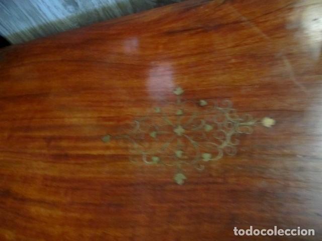 Antig&uuml;edades: Comodita en madera de palisandro con incrustaciones de laton - Foto 9