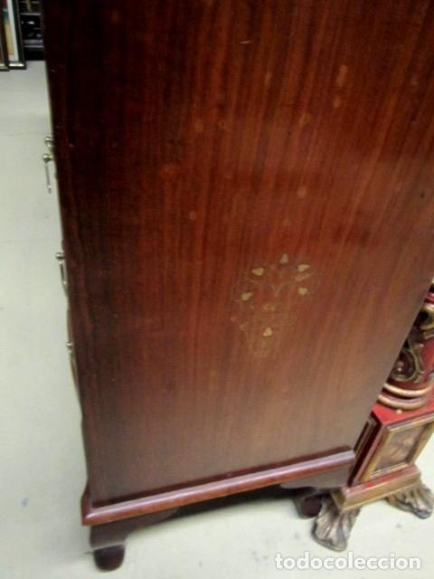 Antig&uuml;edades: Comodita en madera de palisandro con incrustaciones de laton - Foto 10