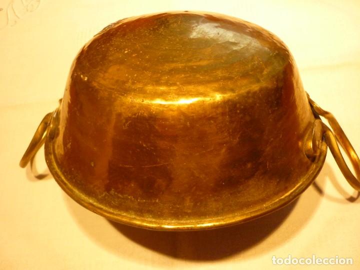 Antig&uuml;edades: CUENCO ALMENDRA DE LATON CON ASAS DE LATON - Foto 3