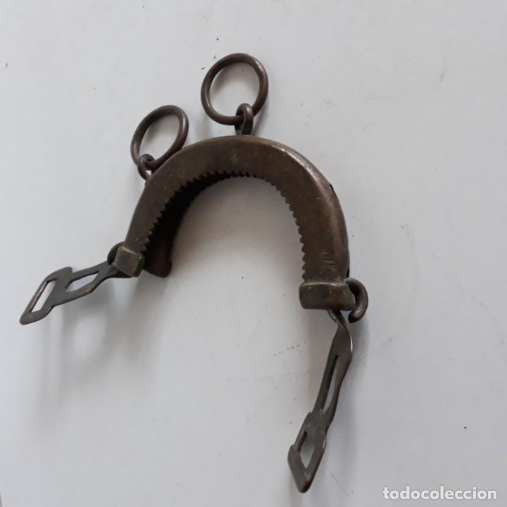 Antig&uuml;edades: Antigua gran serreta para caballos. - Foto 2