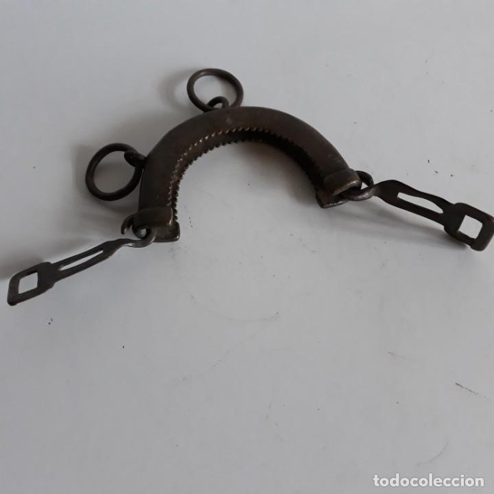 Antig&uuml;edades: Antigua gran serreta para caballos. - Foto 3