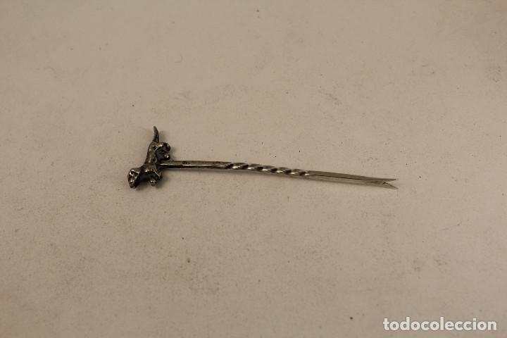Antig&uuml;edades: pincho en plata de ley 916 con forma de perro - Foto 1