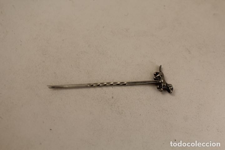 Antig&uuml;edades: pincho en plata de ley 916 con forma de perro - Foto 3