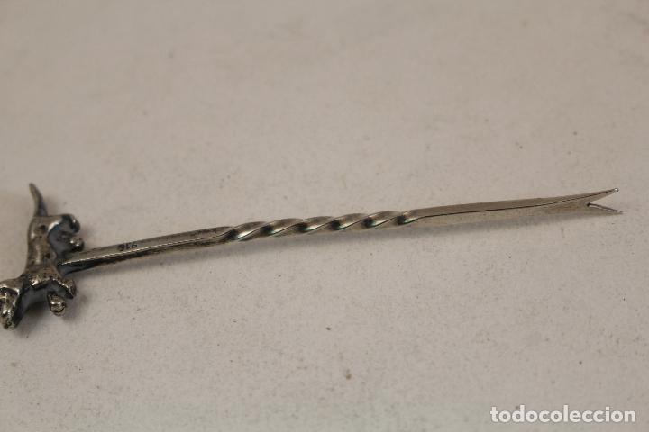 Antig&uuml;edades: pincho en plata de ley 916 con forma de perro - Foto 6