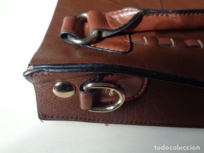 Antig&uuml;edades: BOLSO EN SIMIL CUERO - Foto 6
