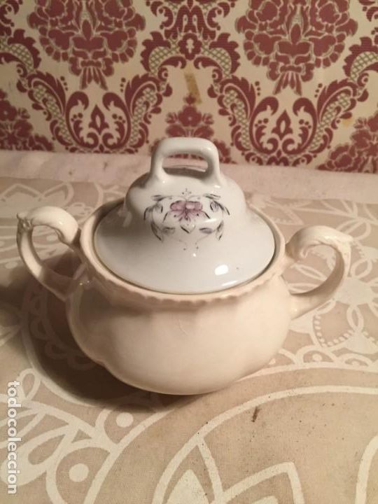Antig&uuml;edades: Antiguo azucarero / azucarera de porcelana blanca con dibujo floral en tapa a&ntilde;os 50-60