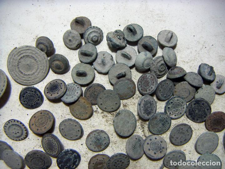Antig&uuml;edades: LOTE DE 80 BOTONES DE VARIAS EPOCAS - Foto 2