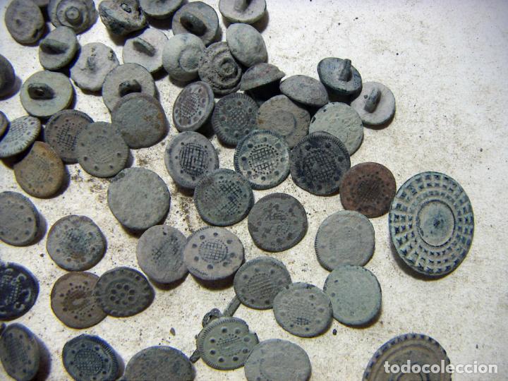 Antig&uuml;edades: LOTE DE 80 BOTONES DE VARIAS EPOCAS - Foto 5