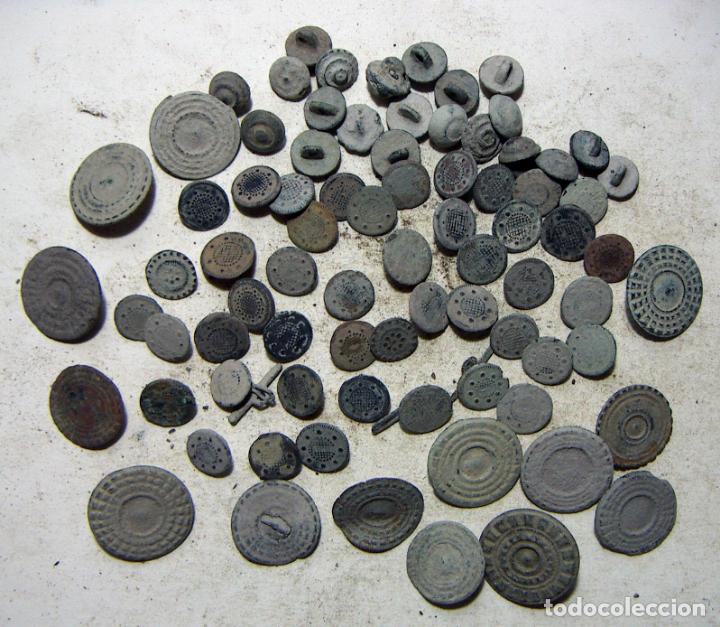 Antig&uuml;edades: LOTE DE 80 BOTONES DE VARIAS EPOCAS - Foto 1