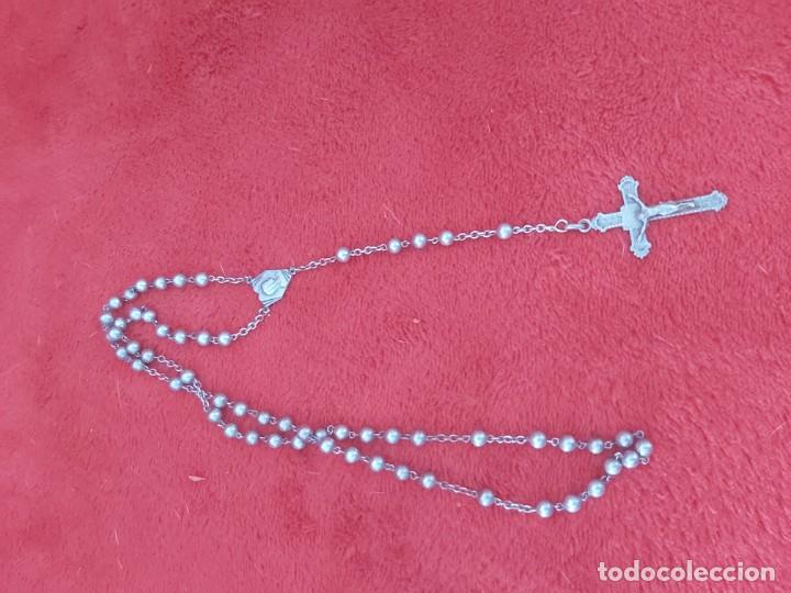 Antig&uuml;edades: Rosario con cuentas y chapa con la Virgen de plata. - Foto 1
