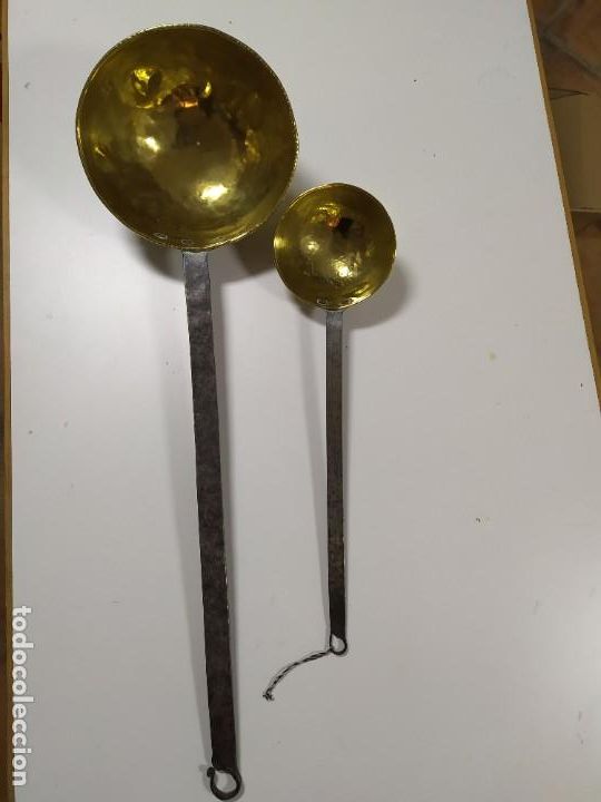 Antig&uuml;edades: DOS CAZOS DE METAL Y MANGO DE HIERRO DE FORJA, SIGLO XIX