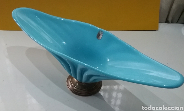 Antig&uuml;edades: Centro en cristal opalina azul con base en plata. - Foto 3