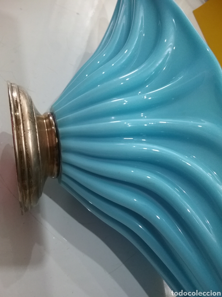 Antig&uuml;edades: Centro en cristal opalina azul con base en plata. - Foto 9