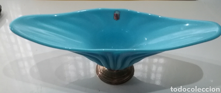 Antig&uuml;edades: Centro en cristal opalina azul con base en plata. - Foto 1