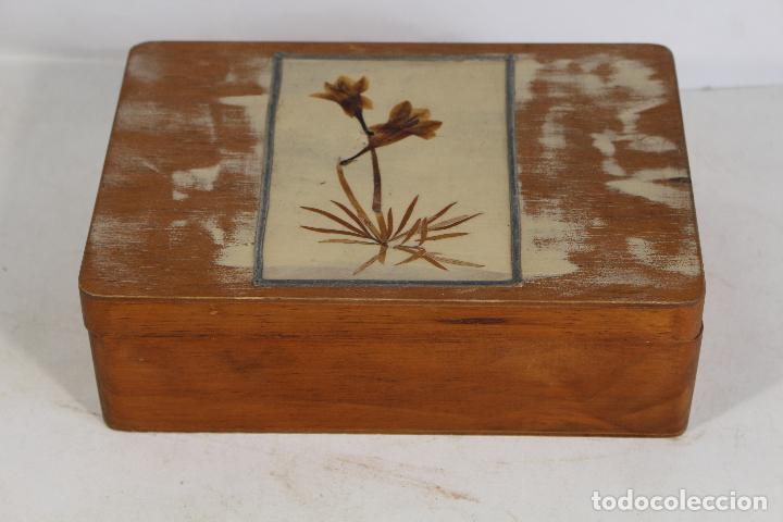 Antig&uuml;edades: caja de madera con flores secas - Foto 4