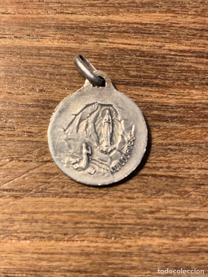 Antig&uuml;edades: Medalla de plata de N.S.de Lourdes - Foto 2