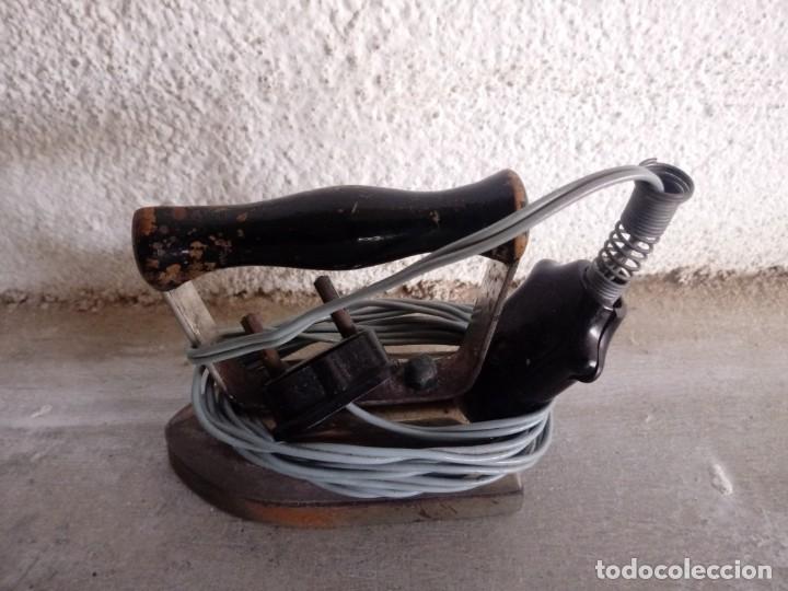 Antig&uuml;edades: Antigua plancha con cable de viaje - Foto 1