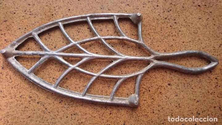 Antig&uuml;edades: Antiguo posa planchas de laton. - Foto 4