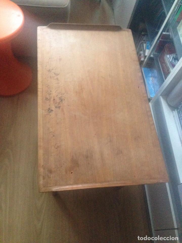 Antig&uuml;edades: MESA TELEVISI&Oacute;N MADERA MAZIZA - Foto 2