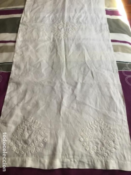 Antig&uuml;edades: Almohada antigua bordada - Foto 1