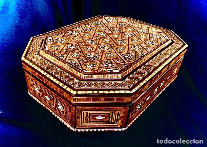 Antig&uuml;edades: Caja arabesca con incrustaciones S.19 - Foto 1
