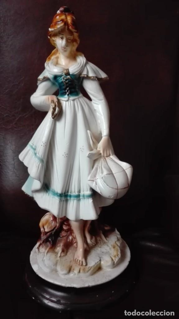 Antig&uuml;edades: Dama con atillo de viaje de yeso - Foto 1