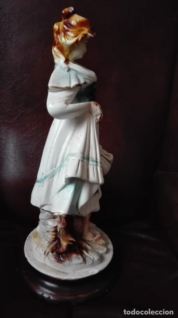 Antig&uuml;edades: Dama con atillo de viaje de yeso - Foto 2