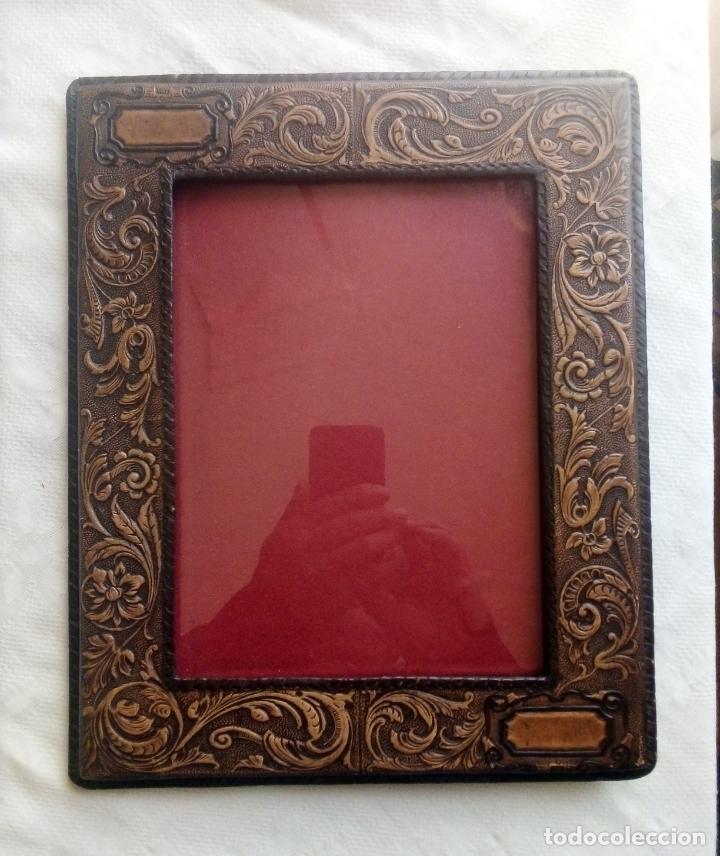 Antig&uuml;edades: MARCO DE CUERO REPUJAD0 - Foto 2