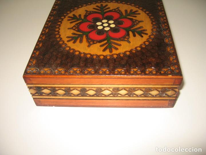 Antig&uuml;edades: CAJA DE MADERA TALLADA Y PINTADA - Foto 3