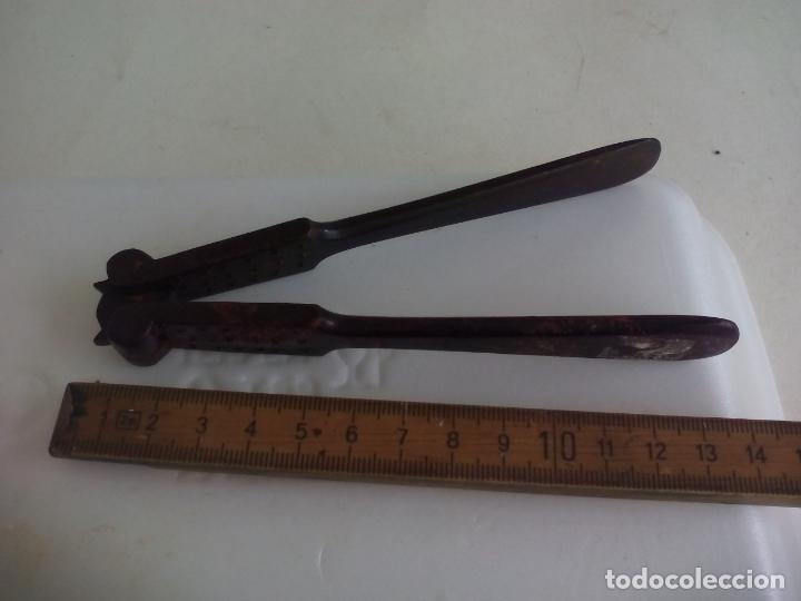 Antig&uuml;edades: ANTIGUO CASCANUECES Y PARTEPI&Ntilde;ONES DE METAL . CASCA NUECES.