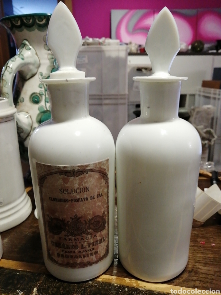 Antig&uuml;edades: Cuatro botellas opalina de farmacia - Foto 1